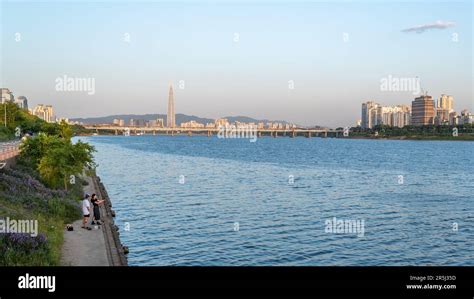 Paysage de la Rivière Han ? Une ode silencieuse à la beauté éphémère du fleuve !