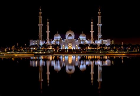   La Mosquée du Soir : Une Exploration Vibrant de la Lumière et de l'Architecture en Miniature!