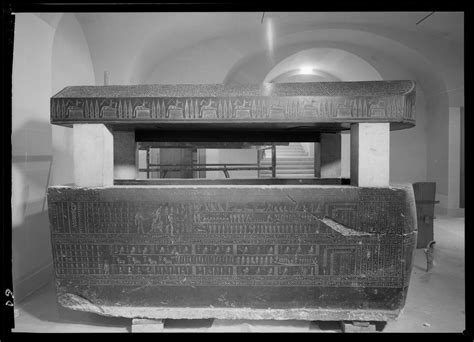 Le Sarcophage de Sessorien: Une ode funèbre à la splendeur et au mystère!